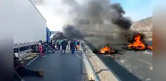 Pescadores bloquean tramo de la Panamericana Norte y Sur en Pucusana: queman llantas e impiden el tránsito vehicular