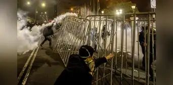 El lente bajo amenaza: más de 20 periodistas han sufrido agresiones por parte de la PNP en las últimas manifestaciones El lente bajo amenaza: más de 20 periodistas han sufrido agresiones por parte de la PNP en las últimas manifestaciones