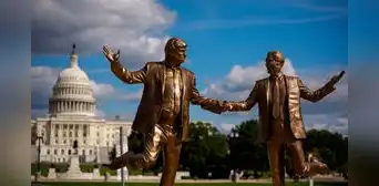 EEUU: reinstalan estatua de Donald Trump y Jeffrey Epstein de la mano cerca del Capitolio EEUU: reinstalan estatua de Donald Trump y Jeffrey Epstein de la mano cerca del Capitolio
