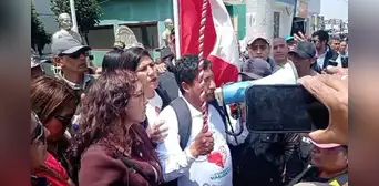 Alcalde de Pataz tras intervención de PNP en su marcha a Lima: "Si me pasa algo, los responsables son Dina Boluarte y Acuña" Alcalde de Pataz tras intervención de PNP en su marcha a Lima: "Si me pasa algo, los responsables son Dina Boluarte y Acuña"