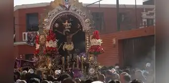 El Señor de los Milagros recorrió las calles de Lima entre pétalos, sahumerios y la fe inquebrantable de cientos de devotos El Señor de los Milagros recorrió las calles de Lima entre pétalos, sahumerios y la fe inquebrantable de cientos de devotos