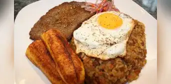 Aprende a preparar un Tacu Tacu de Lentejas, un plato delicioso y simple para tu lunes