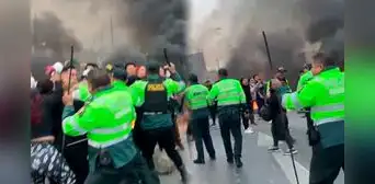 Policías y transportistas se enfrentan ante bloqueo de Av. Túpac Amaru en Carabayllo durante el paro del 6 de octubre