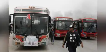 Caravanas de buses de La 50, El Rápido y Lipetsa toman las calles contra la extorsión y se dirigen hacia el Centro de Lima Caravanas de buses de La 50, El Rápido y Lipetsa toman las calles contra la extorsión y se dirigen hacia el Centro de Lima