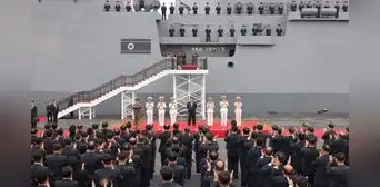 Kim Jong-un presenta un buque de guerra y asegura que está listo para castigar provocaciones del enemigo Kim Jong-un presenta un buque de guerra y asegura que está listo para castigar provocaciones del enemigo
