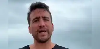 Ecuador deporta a periodista español que cubría protestas indígenas por considerarlo una amenaza para la seguridad Ecuador deporta a periodista español que cubría protestas indígenas por considerarlo una amenaza para la seguridad