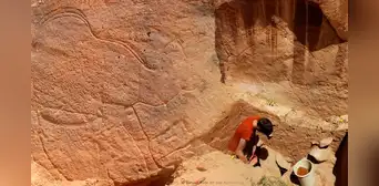 Arqueólogos en Arabia Saudita reescriben la historia de la supervivencia humana con hallazgo de arte rupestre de 12.000 años de antigüedad Arqueólogos en Arabia Saudita reescriben la historia de la supervivencia humana con hallazgo de arte rupestre de 12.000 años de antigüedad