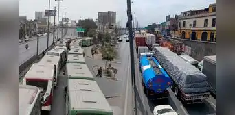 Bloquean Panamericana Norte y vías en SJL: transportistas impiden paso de autos y advierten extenderlo 24 horas