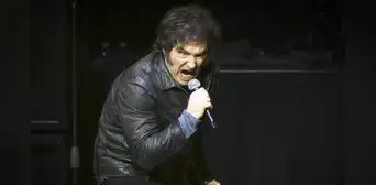 Javier Milei convierte la presentación de su libro en un concierto de rock en plena crisis económica en Argentina