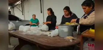 Esposas de choferes de buses Santa Catalina realizan pollada para pagar hospitalización tras ataques armados: ''No hay respuesta del Gobierno'' Esposas de choferes de buses Santa Catalina realizan pollada para pagar hospitalización tras ataques armados: ''No hay respuesta del Gobierno''
