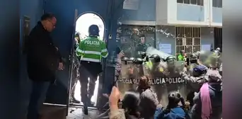Tiran huevos y piedras a Phillip Butters en Puno: tuvo que ser resguardado por la PNP y esconderse en oficina Tiran huevos y piedras a Phillip Butters en Puno: tuvo que ser resguardado por la PNP y esconderse en oficina