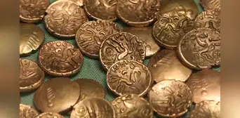 Arqueólogos descubren en Europa un valioso tesoro con joyas y monedas detalladas de oro ocultas durante 2.500 años Arqueólogos descubren en Europa un valioso tesoro con joyas y monedas detalladas de oro ocultas durante 2.500 años