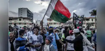 Protestas en Madagascar dejan 26 heridos mientras militares se rebelan y rechazan disparar contra manifestantes Protestas en Madagascar dejan 26 heridos mientras militares se rebelan y rechazan disparar contra manifestantes