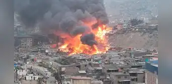 Gigantesco incendio consume más de 20 viviendas en Pamplona Alta, SJM: 15 unidades de bomberos en la emergencia Gigantesco incendio consume más de 20 viviendas en Pamplona Alta, SJM: 15 unidades de bomberos en la emergencia