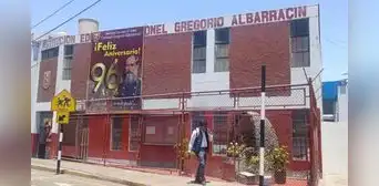 Padre denuncia que escolares asaltaron con arma a su hijo tras salir del colegio: le robaron el celular y lo golpearon Padre denuncia que escolares asaltaron con arma a su hijo tras salir del colegio: le robaron el celular y lo golpearon