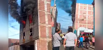 Reportan incendio de gran magnitud en almacén ubicado en jirón Miró Quesada, en Barrios Altos Reportan incendio de gran magnitud en almacén ubicado en jirón Miró Quesada, en Barrios Altos