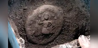 Arqueólogos descubren la imagen de Jesús en un pan de comunión de 1.300 años de antigüedad en un yacimiento de Turquía Arqueólogos descubren la imagen de Jesús en un pan de comunión de 1.300 años de antigüedad en un yacimiento de Turquía