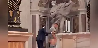 Hombre genera indignación al orinar en el altar de la Basílica de San Pedro delante de cientos de fieles en Roma