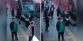 Guardia salva a una mujer de ser atropellada por un tranvía en Turquía: se encontraba distraída con sus audífonos