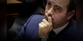 Francia a punto de censurar a su primer ministro tras superar dos mociones en el Parlamento