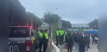 Pescadores artesanales y personal de la PNP se enfrentan en playa de Chorrillos durante desalojo Pescadores artesanales y personal de la PNP se enfrentan en playa de Chorrillos durante desalojo
