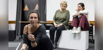 Alejandra Guerra, Grapa Paola y Lelé Guillén protagonizan la obra teatral ‘Ana contra la muerte’ en el Centro Cultural PUCP Alejandra Guerra, Grapa Paola y Lelé Guillén protagonizan la obra teatral ‘Ana contra la muerte’ en el Centro Cultural PUCP