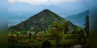 La pirámide más antigua de la Tierra no estaría ni en Egipto ni en Perú, tendría lava en su interior y más de 25.000 años