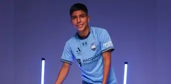 Piero Quispe debutó como titular con Sydney FC, pero su equipo perdió en la fecha 1 de la liga australiana