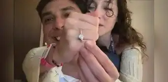 Carlita muestra el insólito anillo que le regaló Curwen para pedirle la mano en Punta Cana: "Es un Snoppy"