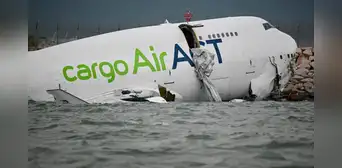 Avión de carga choca contra un auto al aterrizar, se despista y cae al mar en Hong Kong: 2 personas murieron