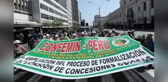 Mineros marcharon otra vez hacia el Congreso para pedir la ampliación del Reinfo por cinco años más