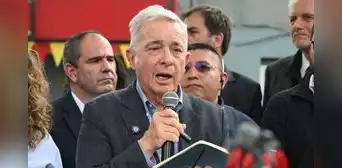 Álvaro Uribe es absuelto de soborno a testigos: juez deja sin efecto condena de 12 años a expresidente de Colombia Álvaro Uribe es absuelto de soborno a testigos: juez deja sin efecto condena de 12 años a expresidente de Colombia