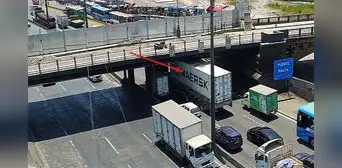 Cierran Vía de Evitamiento: camión quedó atorado debajo del puente Balta con sentido al sur Cierran Vía de Evitamiento: camión quedó atorado debajo del puente Balta con sentido al sur