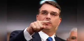 Hijo de Jair Bolsonaro pide a EE.UU. bombardear lanchas del narcotráfico en Brasil, como lo hace en el Caribe