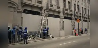 Municipalidad de Lima borra altar de homenaje a 'Trvko' en Plaza Francia, donde fue asesinado por un policía Municipalidad de Lima borra altar de homenaje a 'Trvko' en Plaza Francia, donde fue asesinado por un policía