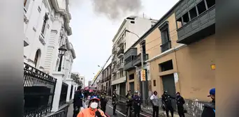 Fuerte incendio en Centro de Lima consume almacén cerca al Congreso de la República: cuatro bomberos afectados por siniestro código 3