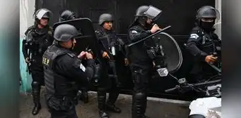 Guatemala: detienen a 23 policías por presunta cooperación en fuga de cabecillas de pandilla Barrio 18