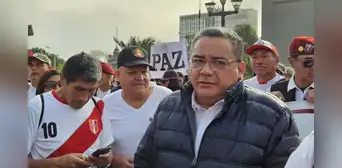 Juan José Santiváñez utiliza marcha para hacer campaña política: aparece junto a policías Juan José Santiváñez utiliza marcha para hacer campaña política: aparece junto a policías