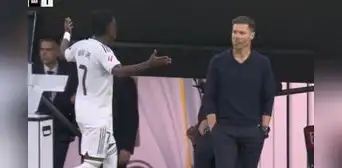 Vinícius 'estalló' tras ser cambiado en el clásico Real Madrid vs Barcelona: se fue de frente al vestuario ignorando a Xabi Alonso Vinícius 'estalló' tras ser cambiado en el clásico Real Madrid vs Barcelona: se fue de frente al vestuario ignorando a Xabi Alonso