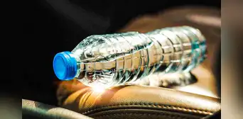 Estudio científico advierte que tomar agua embotellada causa que la persona ingiera 90.000 microplásticos en su organismo Estudio científico advierte que tomar agua embotellada causa que la persona ingiera 90.000 microplásticos en su organismo