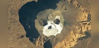Un astronauta captura la fotografía de una ‘calavera’ que parece mirar hacia el espacio desde el desierto del Sahara Un astronauta captura la fotografía de una ‘calavera’ que parece mirar hacia el espacio desde el desierto del Sahara