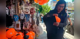 Halloween en Arequipa: decomisan golosinas, calabazas y máscaras por no tener registro sanitario en mercado El Altiplano Halloween en Arequipa: decomisan golosinas, calabazas y máscaras por no tener registro sanitario en mercado El Altiplano