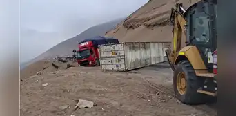 Tráiler se vuelca en Serpetín de Pasamayo y queda al borde del abismo: accidente causa gran congestión vehicular