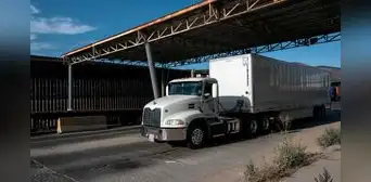 EE.UU. impone aranceles a camiones y autobuses, pero Canadá y México tienen exenciones parciales