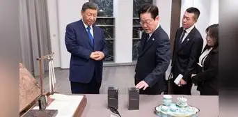 Xi Jinping bromea sobre espionaje al regalar teléfonos chinos a su homólogo surcoreano Xi Jinping bromea sobre espionaje al regalar teléfonos chinos a su homólogo surcoreano