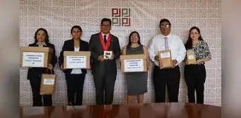 Presidente de la Corte Superior de Justicia de Piura entrega lanyerds a trabajadores por aniversario institucional Presidente de la Corte Superior de Justicia de Piura entrega lanyerds a trabajadores por aniversario institucional