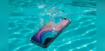 ¿Tu celular es resistente o a prueba de agua? Así puedes descubrirlo y evitar que se dañe al mojarlo ¿Tu celular es resistente o a prueba de agua? Así puedes descubrirlo y evitar que se dañe al mojarlo