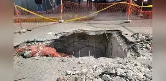 Enorme forado en la avenida Brasil pone en riesgo a transportistas y peatones pese a trabajos recientes de remodelación