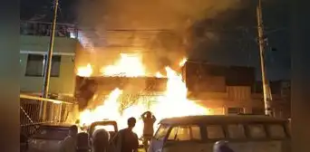 Incendio de gran magnitud consume vivienda en el Rímac: varias unidades de bomberos se encuentran en el lugar