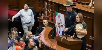 Viuda de Carlos Manzo, alcalde asesinado en México, lo sustituye en el cargo y acusa abandono del gobierno